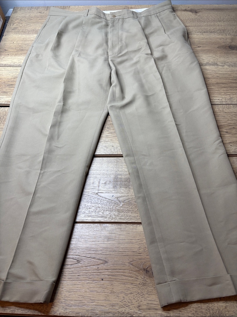 Men’s Nautica Pleated Textured Chinos in Khaki Size 42x30